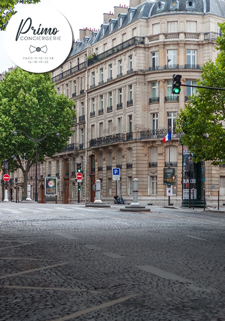 Rue pavée bordée de bâtiments traditionnels dans le 14e arrondissement de Paris.