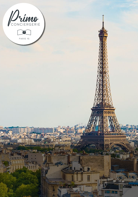 Vue rapprochée de la tour Eiffel depuis le 15e arrondissement de Paris.