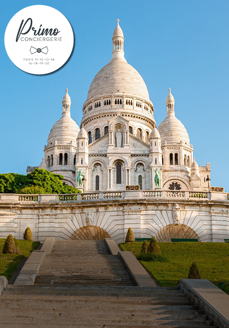 La basilique du Sacré-Cœur sur la colline de Montmartre par une journée ensoleillée.