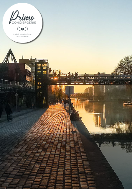 Promenade le long du canal de l'Ourcq à Paris au coucher du soleil.