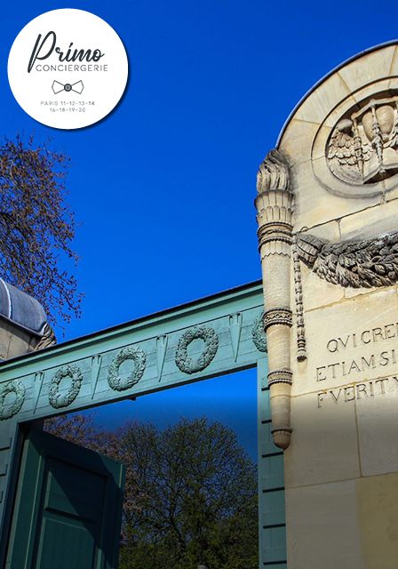 Monument commémoratif à Paris, avec ornements et inscriptions latines.