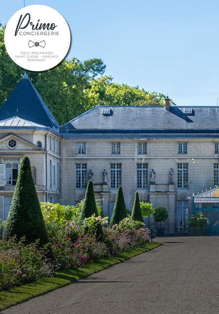 Vue d'un manoir historique entouré de jardins à Rueil-Malmaison.