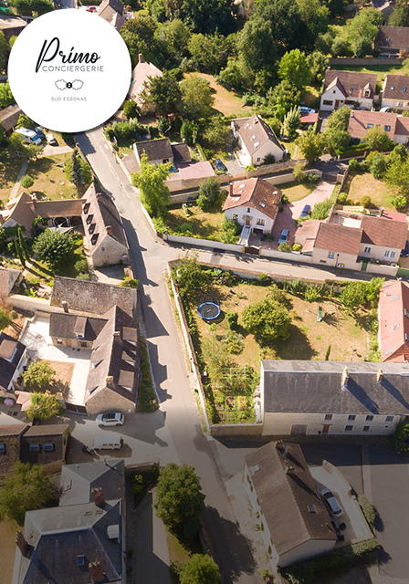 Vue aérienne d'un quartier résidentiel avec maisons et jardins dans le sud de l'Essonne.