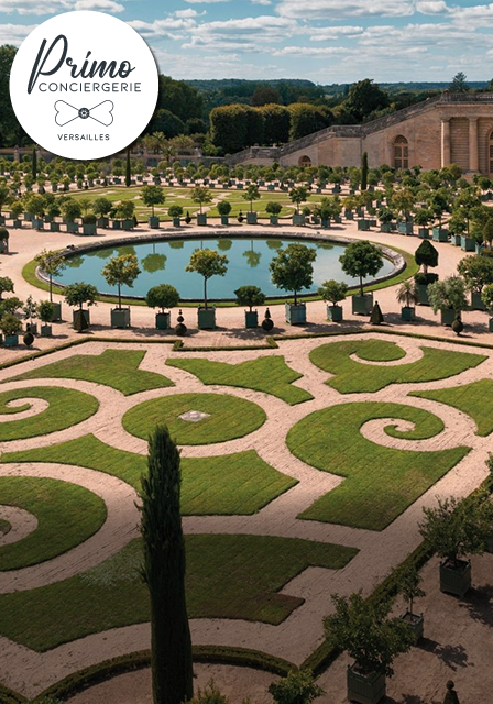 Jardins à la française avec bassins et sculptures au château de Versailles.