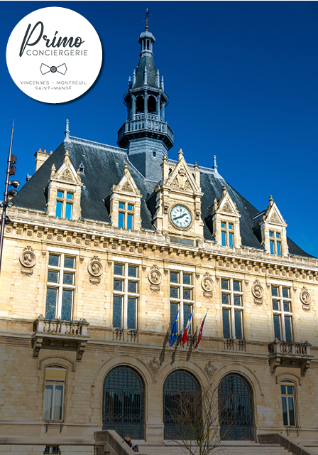 Hôtel de ville de Vincennes avec un ciel bleu en arrière-plan.