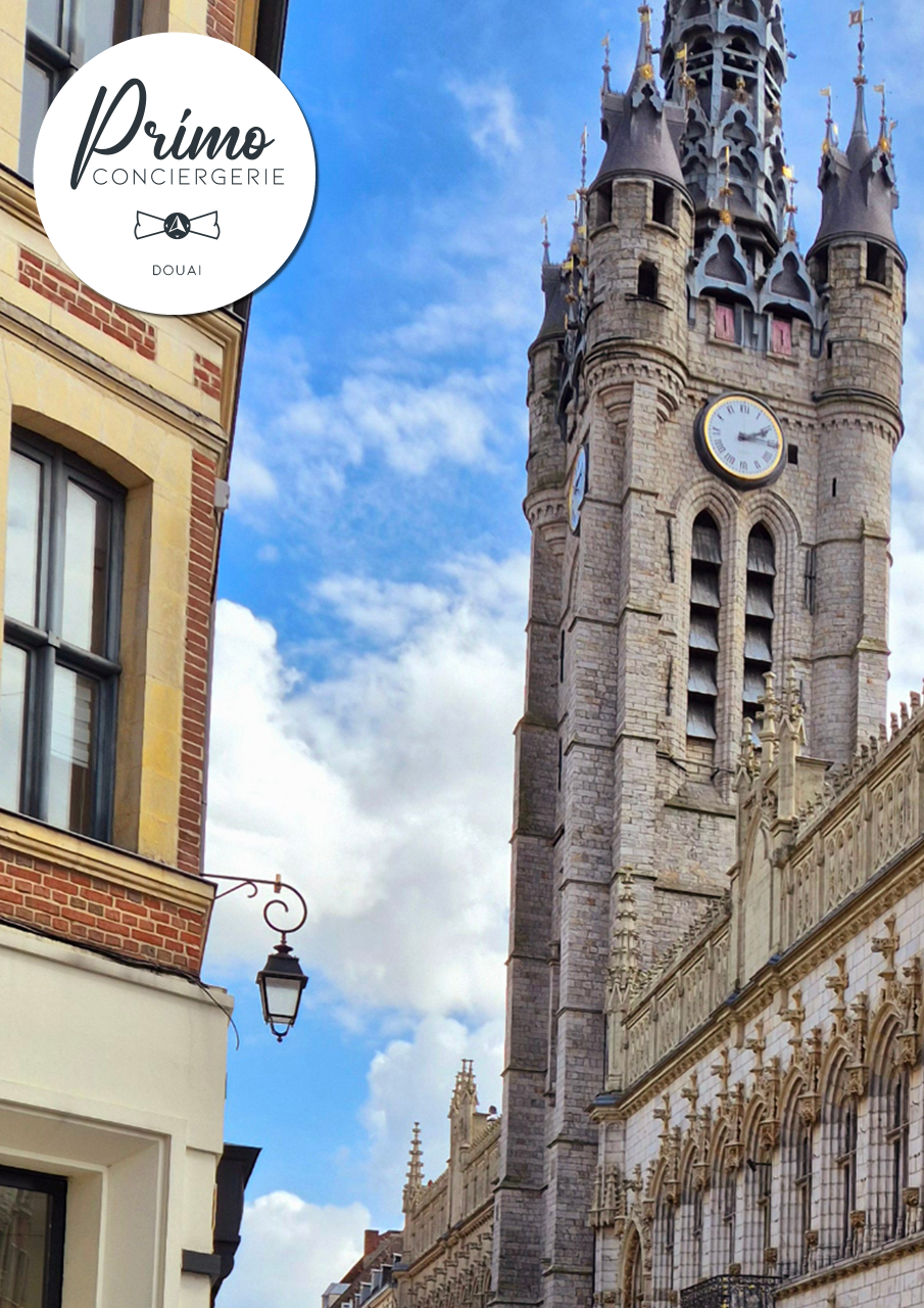 Beffroi de Douai sous un ciel bleu, avec ses détails architecturaux imposants.