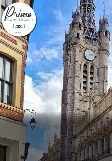 Beffroi de Douai sous un ciel bleu, avec ses détails architecturaux imposants.