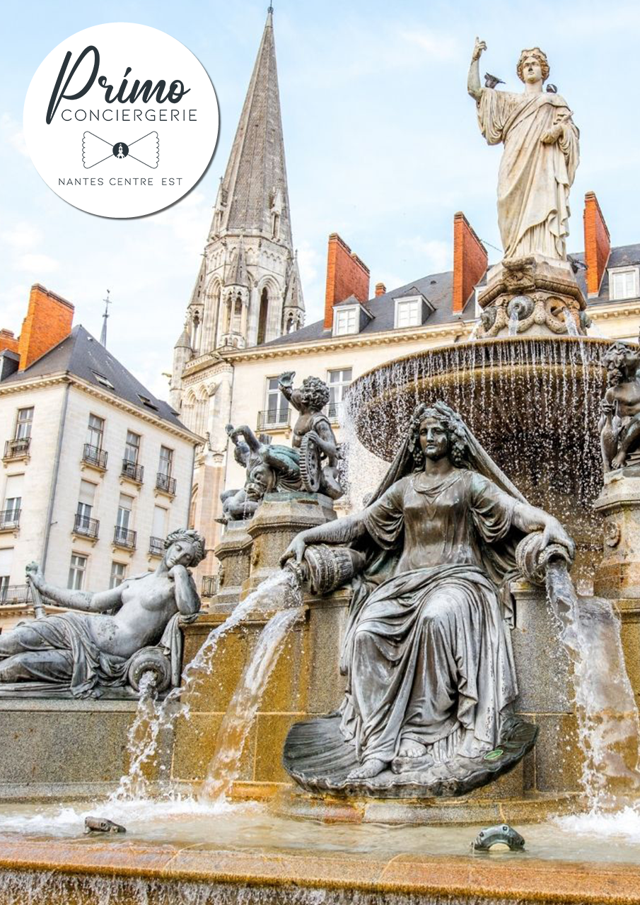 Fontaine monumentale au cœur de Nantes Centre Est avec sculptures et architecture historique.