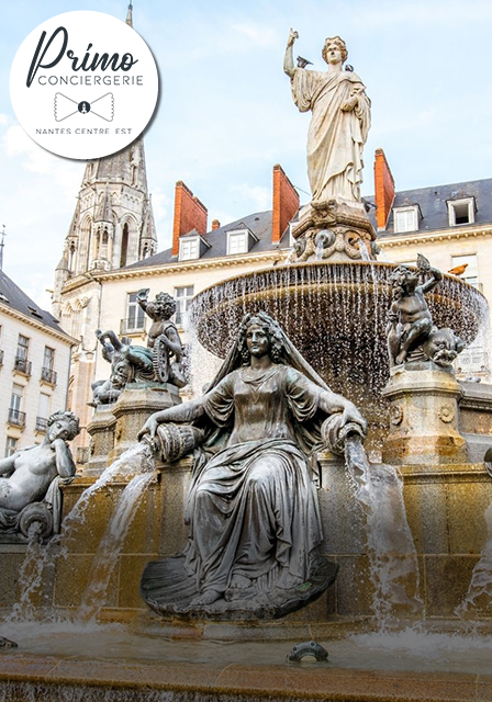 Fontaine monumentale au cœur de Nantes Centre Est avec sculptures et architecture historique.