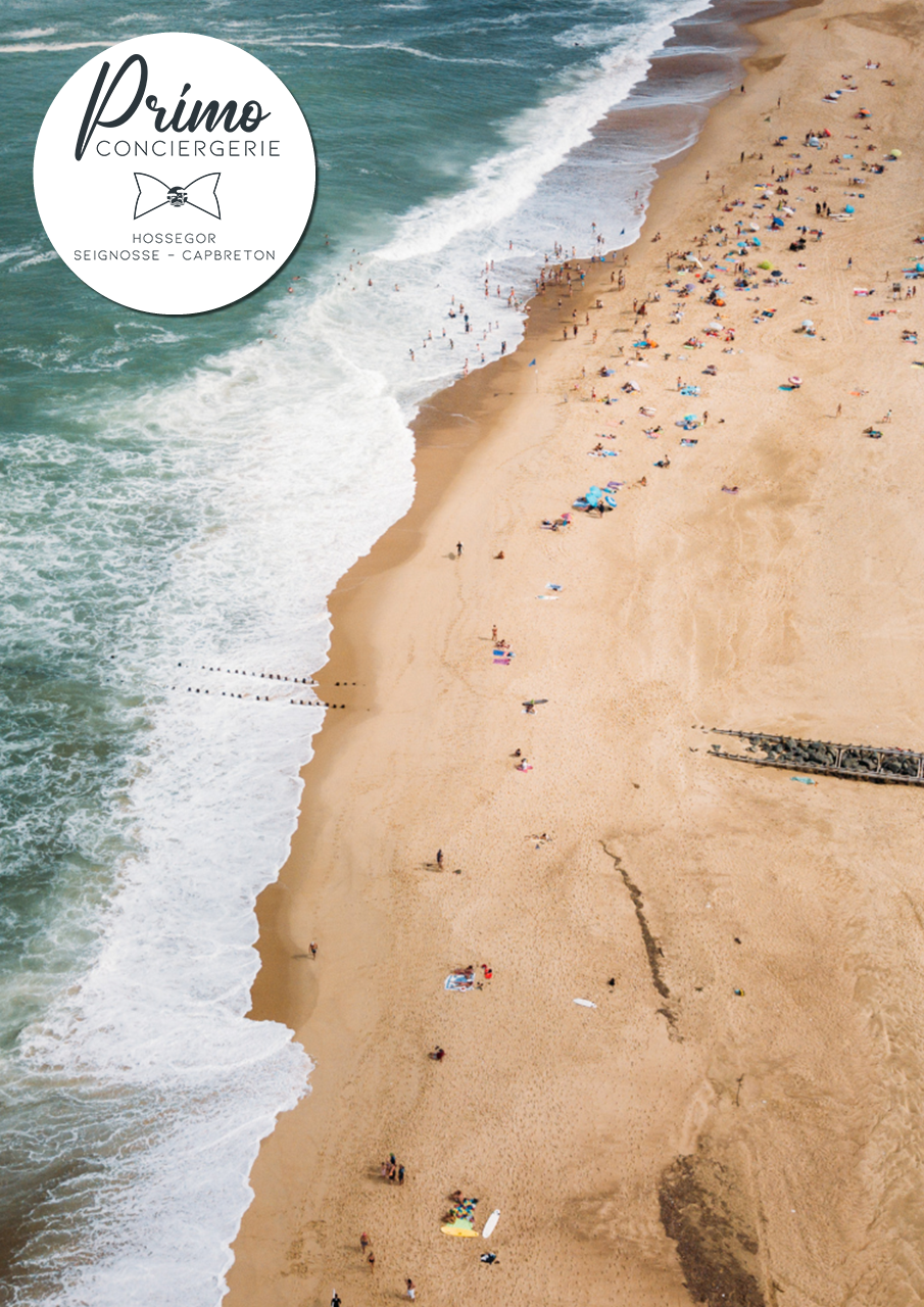 Plage de Seignosse avec des vacanciers sous un ciel ensoleillé.